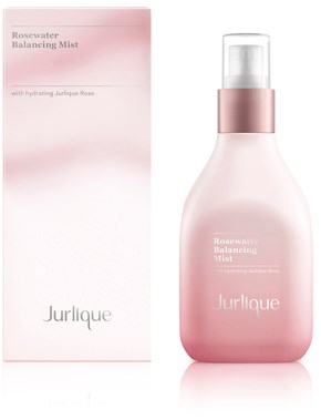 Rosa sprayflaska med vita och bronsfärger, märkt 'Rosewater Balancing Mist' av Jurlique. Box nära.