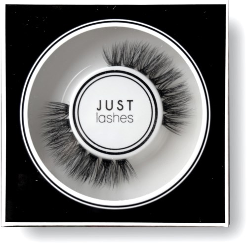 En rund svartvit behållare som innehåller lösögonfransar, med orden "JUST lashes" i mitten.