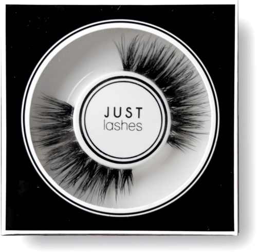 Falska ögonfransar på en rund display med 'JUST lashes' i mitten, svartvitt tema.