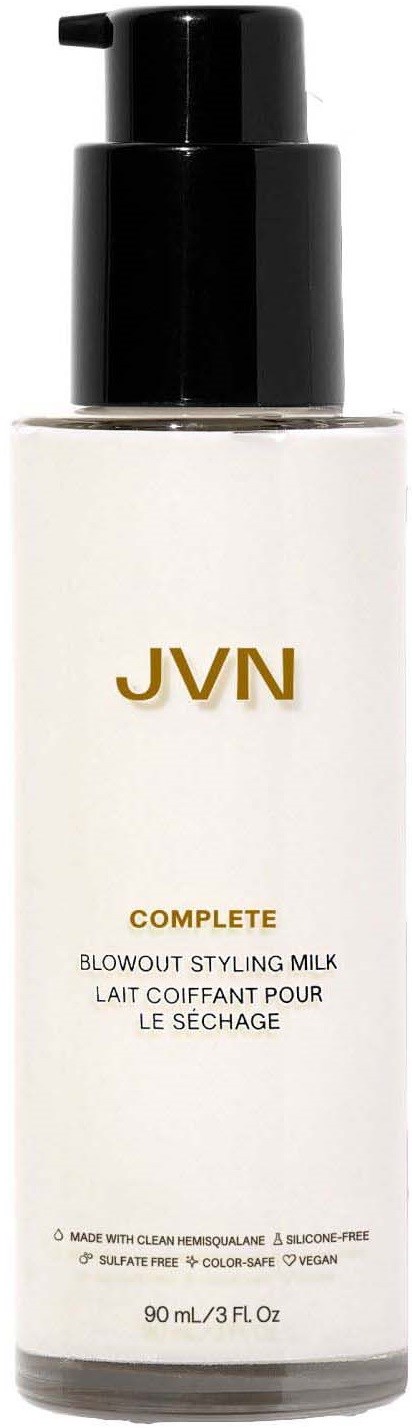 Valkoinen pullo mustalla pumbulla, etiketissä "JVN COMPLETE Blowout Styling Milk".