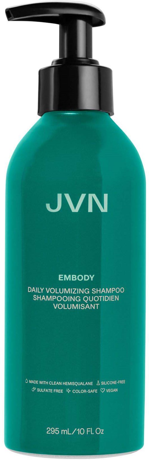 En blågrön flaska med svart pump märkt JVN EMBODY Daily Volumizing Shampoo. Innehåller 295 ml/10 fl oz schampo.