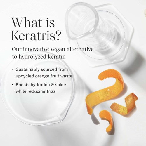 Ett klart glas och bitar av apelsinskal på vit bakgrund som marknadsför ett veganskt keratin-alternativ.