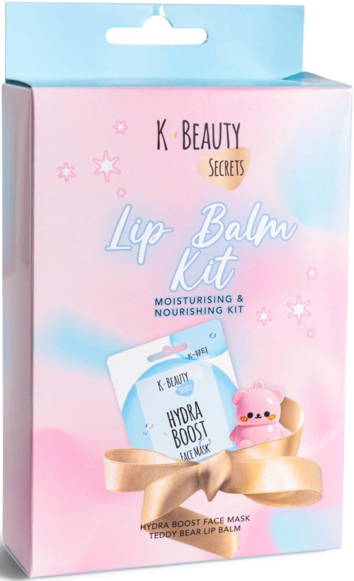 K. Beauty läppbalsamset med teddy bear-design och rosa band på pastellrosa och blå förpackning.