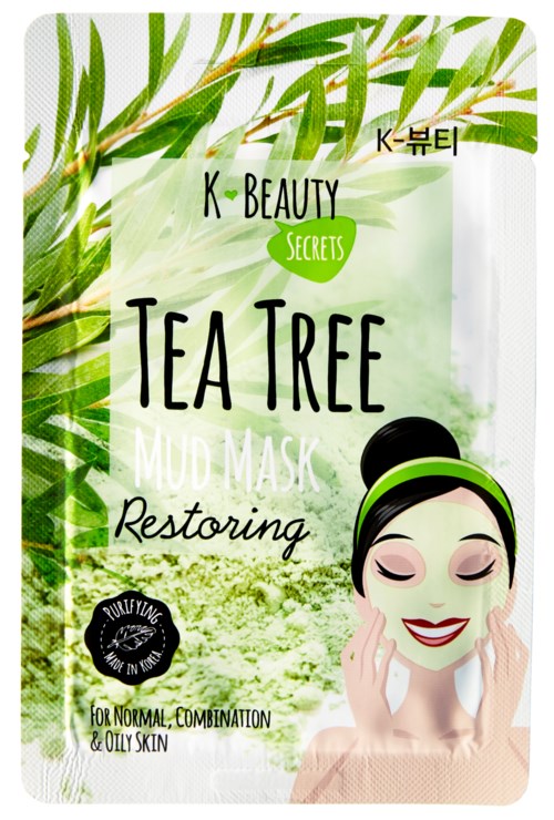 En grön och vit påse med tea tree lermask som visar en leende kvinna som använder produkten med bakgrund av blad.