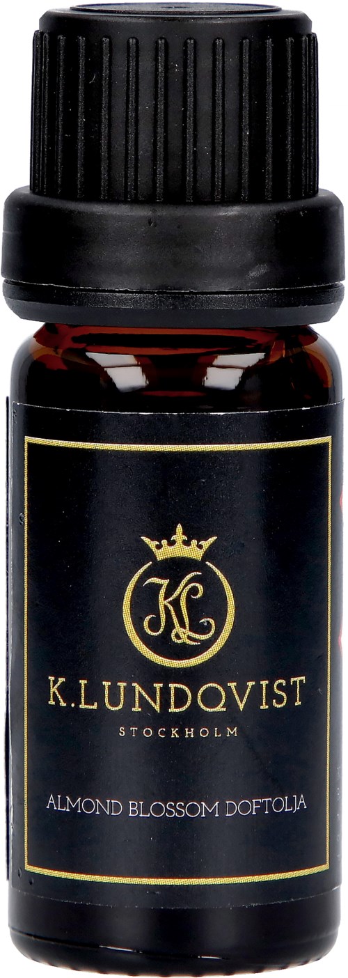 Liten mörk flaska med svart lock, guldkantad etikett som säger K. Lundqvist och mandeldoft.