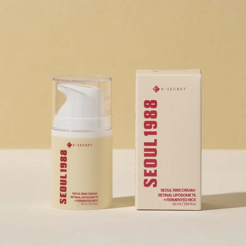 En hudpleieprodukt med pumpflaske og eske merket 'Seoul 1988' for hudkrem med risekstrakt.