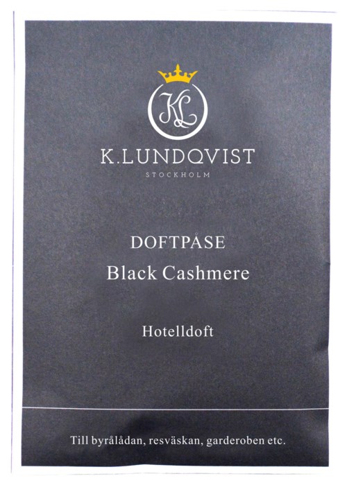 En svart kvittorulle med en guldkrone, text om kashmir, hotell och platser att lägga den.