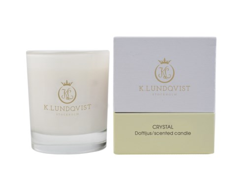 En vit doftljus med en box märkt 'K. Lundqvist,' 'Crystal,' och 'Dofflux doftljus.'