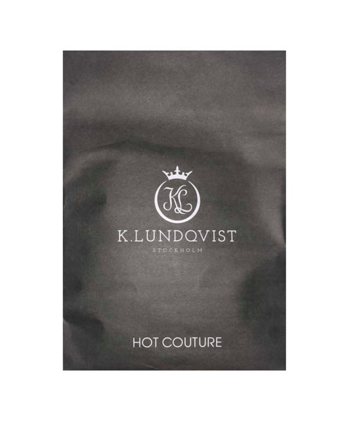 En mörk papperspåse med en logga, namnet K. Lundqvist, Stockholm, och orden Hot Couture.