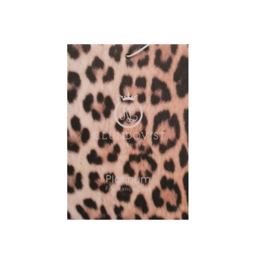 En side med hvite øretelefoner og tekst på en rosa og svart leopardprint bakgrunn.