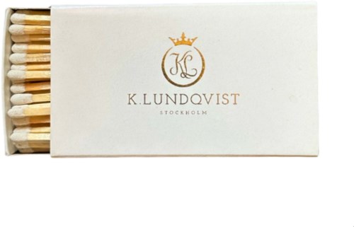 Pudełko z drewnianymi zapałkami z białą pokrywą i logo na środku.