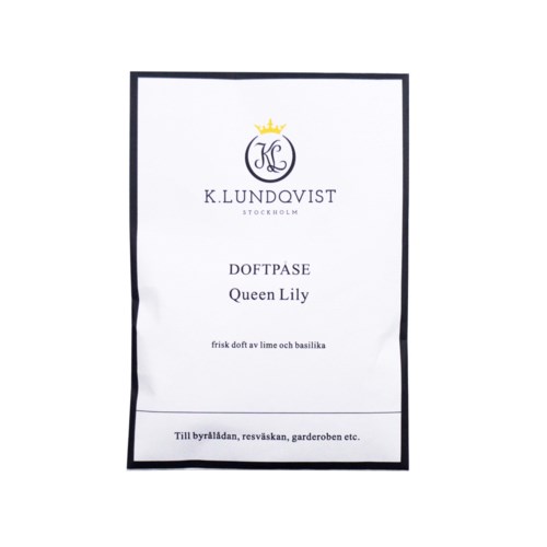 Ett vitt papper med svart kant, logga och text om Queen Lily doftprodukt med lime och basilika.
