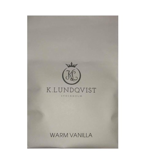 En påse med en krona och namnet K. Lundqvist Stockholm, samt 'Warm Vanilla' skrivet längst ner.