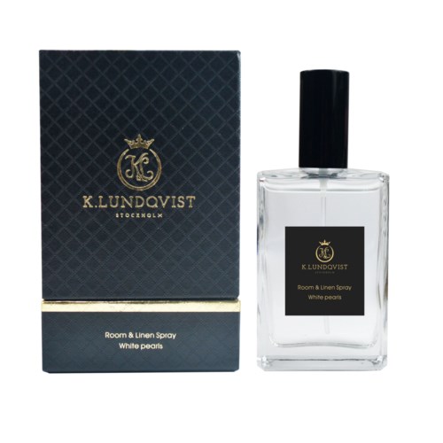 En parfyllflaska och ett box med guldfärgad och svart branding, märkt 'Room & Linen Spray White Pearls,' visas.