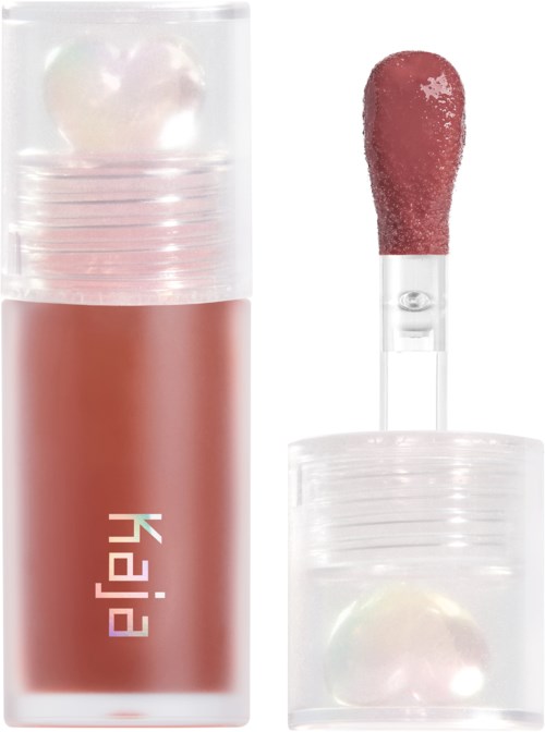 Zwei Lipgloss-Röhrchen, eines geschlossen und eines geöffnet mit einem pinken Applikator. Beide Röhrchen sind durchsichtig, eines zeigt einen pinken Lipgloss.