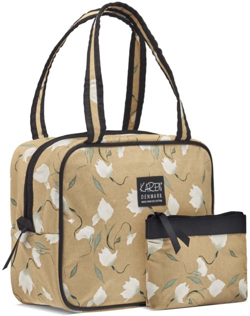 En beige väska med svarta omkretsar och blommönster, inkluderar ett mindre matchande fodral med rosett. Märke är Karen Denmark.