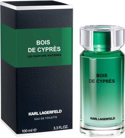 En parfyllåda och flaska med grönt, svart och silver, märkt "Bois de Cyprès" av Karl Lagerfeld.