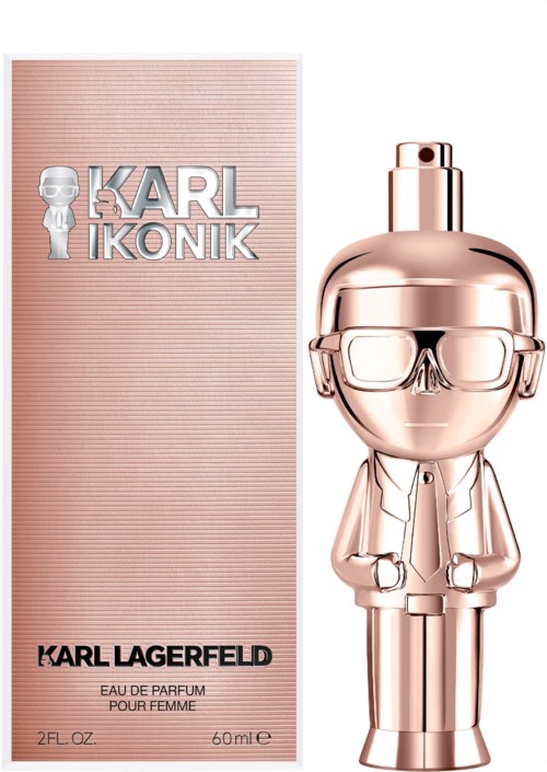 En parfynflaska formad som en tecknad karaktär med glasögon, bredvid en rosa låda med text. Parfymen är av Karl Lagerfeld.