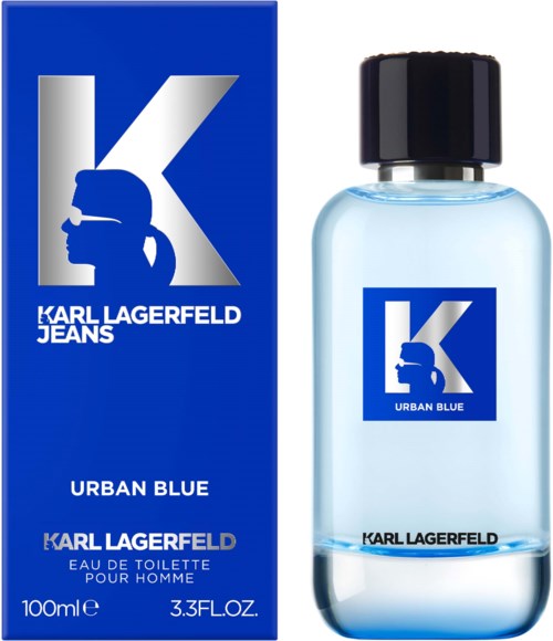 En Karl Lagerfeld Urban Blue parfymflaska och dess box, båda med en blå och vit logotyp. Flaskans lock är svart.