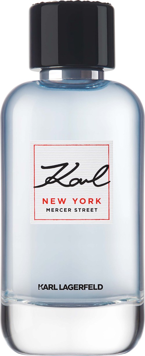 En genomskinlig flaska med svart lock, etikett med texten 'Karl New York Mercer Street,' innehåller parfym.