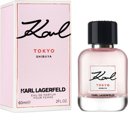 Butelka perfum i pudełko z nazwiskiem Karla Lagerfelda, Tokyo Shibuya, i różową cieczą w środku.