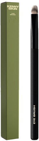 Een zwarte oogschaduwmake-up penseel met witte top, naast een groene doos met 'Kenny Skin' voor oogmake-up.