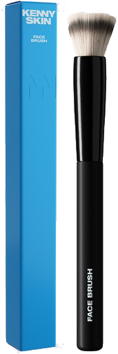 Een zwarte make-upborstel met ronde top en zachte haren naast een blauw doosje met "Kenny Skin" en "Face Brush."