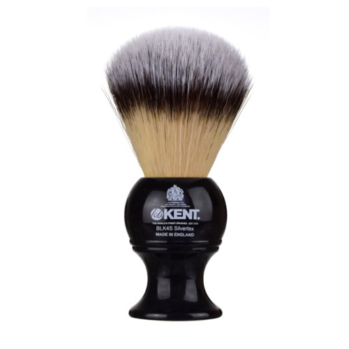 Barberskum-børste med svart håndtak og myke tofargede hår, brukt for å påføre barberkrem.