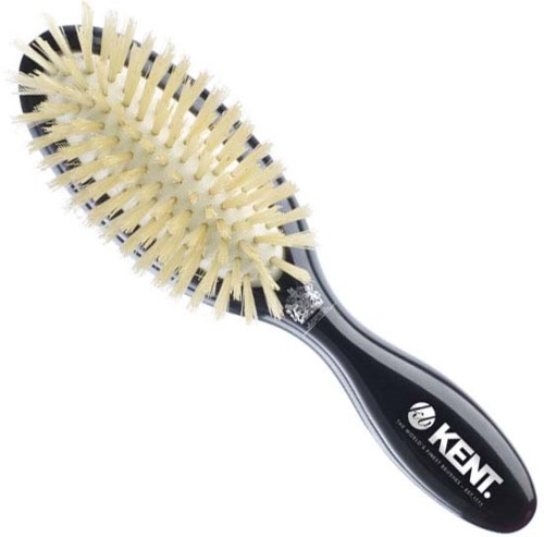 En hårborste med svart handtag och många beige borst för att styla hår.