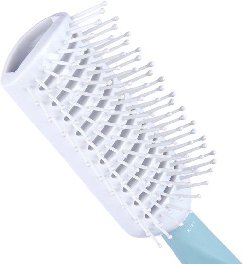 Eine weiße Haarbürste mit vielen gleichmäßig verteilten Zähnen und einem hellblauen Griff.