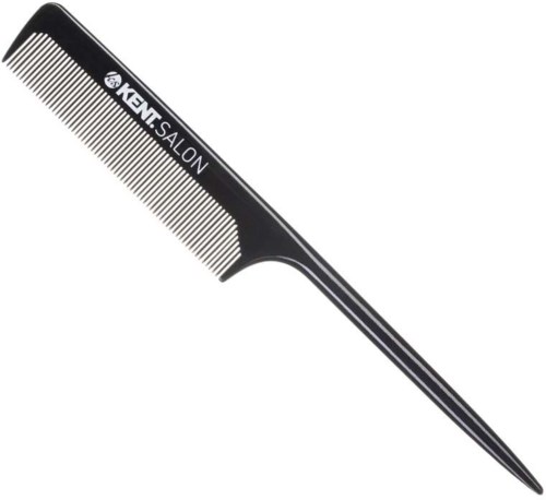 En svart kam med långt handtag och texten "KENT SALON" på den.