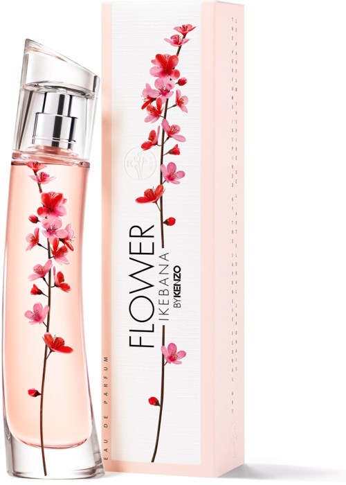Butelka perfum i pudełko z różowymi kwiatami i tekstem 'Flower Like a Lake' od Bvlgari.