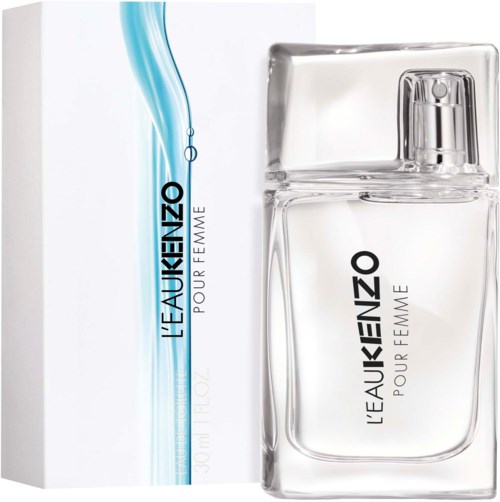 Przezroczysta szklana butelka perfum z rozpylaczem obok białego pudełka, oznaczona 'L'EAU KENZO POUR FEMME'.