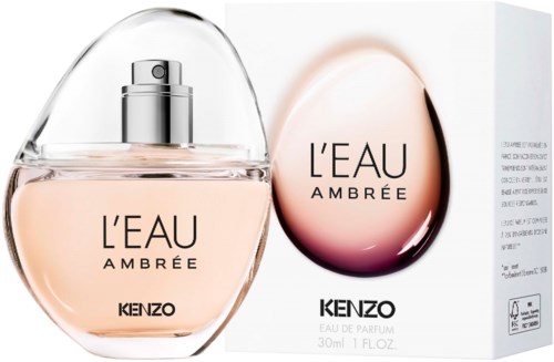 En parfymeflaske og æske, begge mærket L'EAU AMBRÉE af KENZO, med bløde lyserøde og klare farver og enkel design.