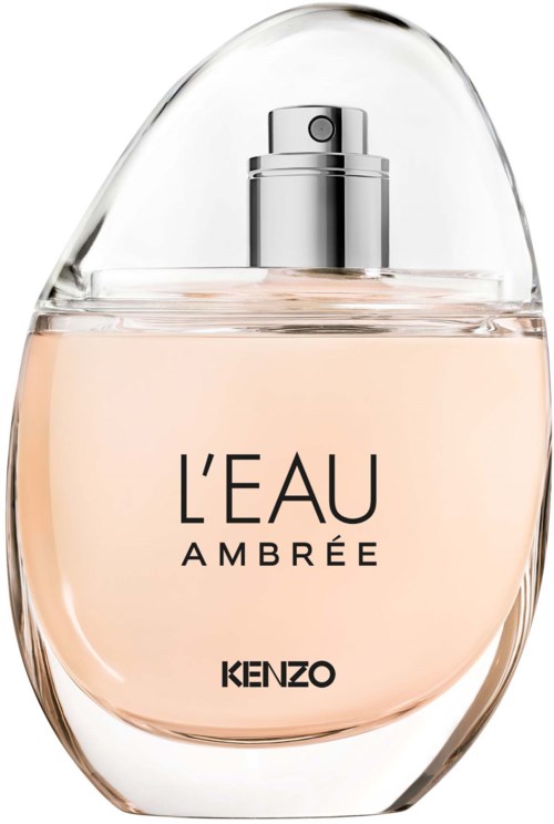 En parfameflaske med klar, let rosa væske indeni. Flasken har en sølv spray og en rund, elegant form.