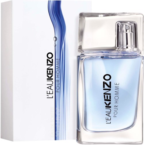 Przezroczysta butelka perfum w formie szkła z niebieskim płynem i biała pudełko obok. Etykieta mówi L'EAU KENZO POUR HOMME.