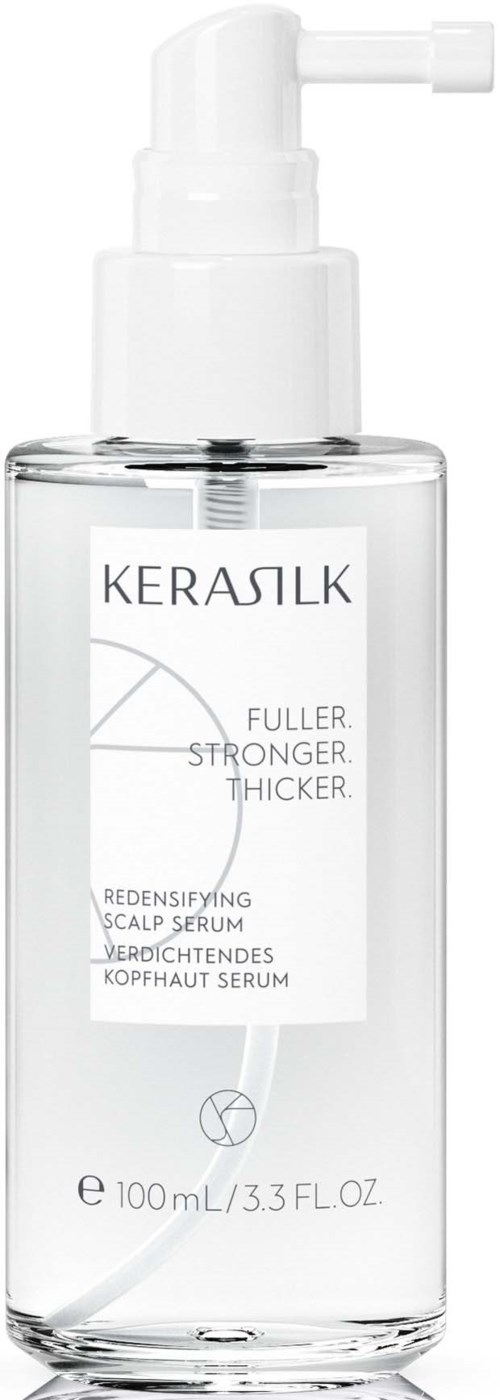 En klar flaska med pump innehållande hårbottenserum märkt Kerasilk för starkare, tjockare hårkvalitet.