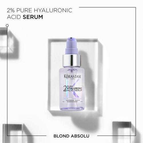 En liten, klar flaska med hyaluronsyra serum med en lila kork och en etikett med produktnamnet.