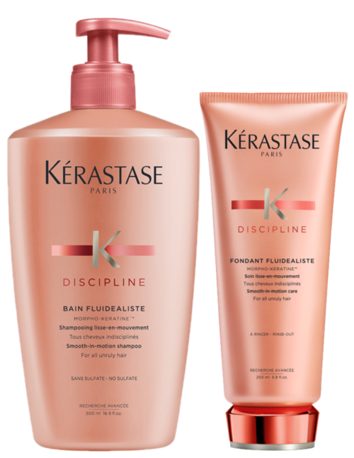 Zwei rosa Haarpflegeprodukte von Kérastase: eine große Pumpflasche und eine kleinere Tube, beide für lockiges Haar.