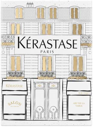 Budynek z wieloma piętrami, balkonami z poręczami i dużym znakiem "Kérastase Paris."