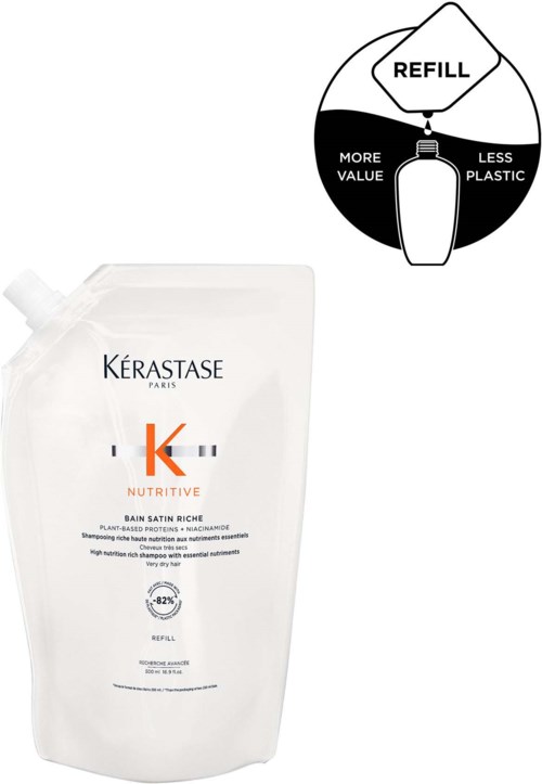 En vit påfyllningsshampooförpackning med svart och orange text och en diagram som visar mindre plast och mer värde.