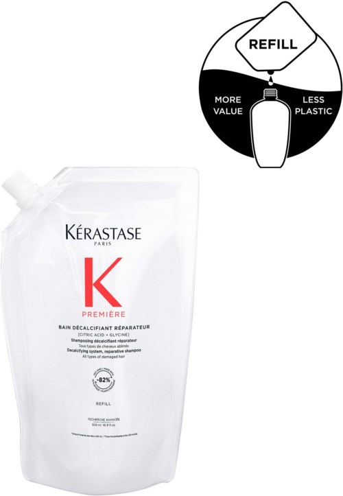 Resirkuleringssymbol viser påfyllingsdesign, fremmer mindre plastforbruk for en sjampo-flaske. Produkt fra Kérastase Paris.
