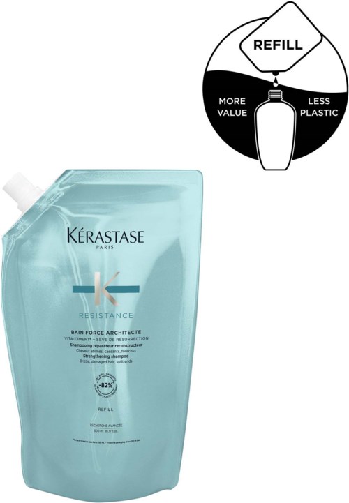En stor ljusblå schampoflaska märkt 'Kérastase Resistance' med refill-etiketten som visar mer värde med mindre plast.