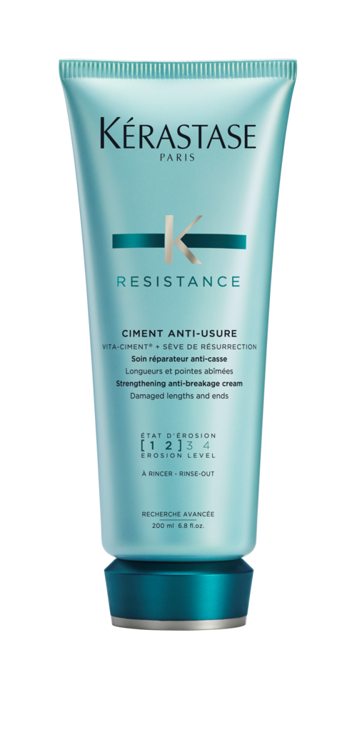 En blå tub med Kerastase Resistance anti-brottningskräm för skadade hårtoppar.
