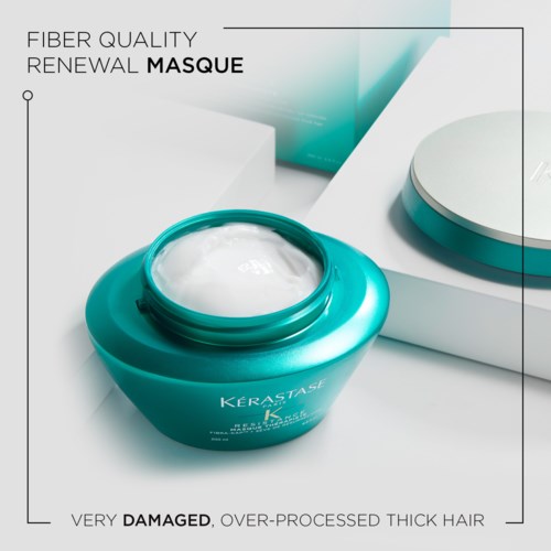 Ett hudvårdsprodukt i en burk märkt 'Kerastase' med vit kräm, svart text och en teal behållare. Nära en förpackning.