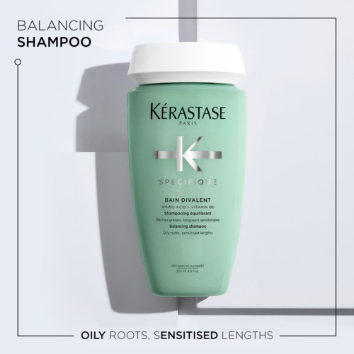 Een groen flesje Kérastase balancing shampoo voor vettige wortels en gevoelige hoofdhuid met tekst en logo.