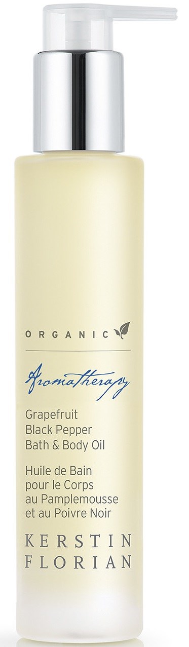 Pitkä, valkoinen pullo pumpulla, jonka kyljessä lukee 'Grapefruit Black Pepper Bath & Body Oil' ja on valmistajan merkki.