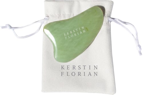 Vihreä jade Gua Sha -työkalu nimeltä Kerstin Florian, valkoisessa kankainen pussissa.