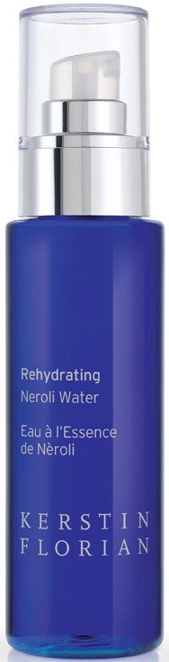 En blå flaska med pump och genomskinlig lock, märkt som återfuktande Neroli vatten av Kerstin Florian.