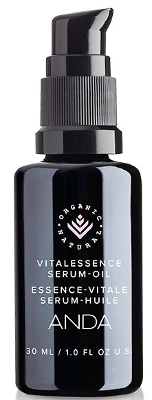 En liten svart flaska med pump, märkt 'Vitalessence Serum Oil' av Anda, innehåller 30 ml produkt.